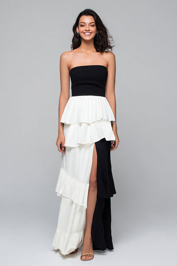 Robe formelle noire et blanche sans bretelles à plusieurs niveaux avec fente